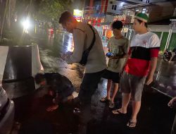 Saat Patroli, Dengan Sigap Anggota Sat Samapta Bantu Evakuasi Korban Kecelakaan