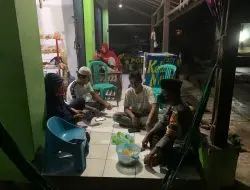 Usai Shalat Tarawih Berjamaah, Bhabinkamtibmas Polsek Jatitujuh Sambangi Tokoh Masyarakat Berikan Pesan Kamtibmas