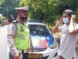 Tak Kenal Lelah, Satlantas Polres Majalengka Bagikan Masker Gratis Pada Masyarakat