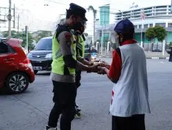Tim Bhayangkara Roller Skate Polres Banjar Bagikan Takjil