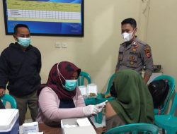 Polsek Cikijing Polres Majalengka Gelar Vaksinasi Malam Hari Di Desa Cisoka