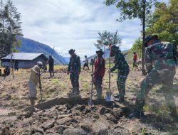 MANUNGGAL BERSAMA RAKYAT SATGAS 412 KOSTRAD OLAH LAHAN PERKEBUNAN GUNA TINGKATKAN EKONOMI