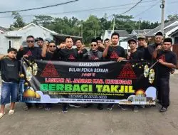 Kiyai Anom, Dewan Suro Bersama Ketua Laskar Al Jabbar Berbagi Takjil Selama Bulan Ramadon.