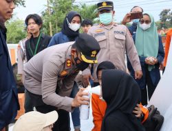 Aksi Simpatik, Polisi Berikan Bantuan Kepada Pengunjukrasa Yang Mengalami Sesak Nafas