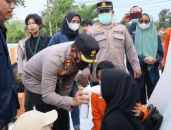 Aksi Simpatik, Polisi Berikan Bantuan Kepada Pengunjukrasa Yang Mengalami Sesak Nafas