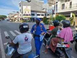 Sat Polairud Polres Beltim Bagikan 150 Paket Takjil