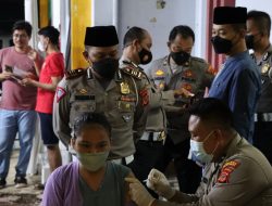 Polisi Terus Genjot Vaksinasi Booster Malam Hari di Halaman Masjid Jamie Baiturrahman Desa Balida Majalengka