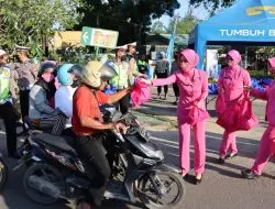 Kapolres Beltim Didampingi Ketua Cabang Bhayangkari Beltim Bagikan Takjil 