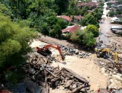 Banjir bandang Menerjang Empat kecamatan di Kabupaten Aceh.