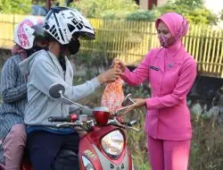 Polsek Merawang Bersama Bhayangkari Melaksanakan Kegiatan Bagi Bagi Takjil