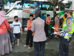 Personel Gabungan PPKM Secara Humanis Bagikan Masker Gratis