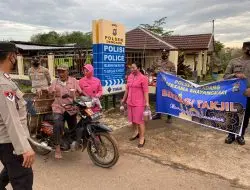 Polsek Dendang Bagi-Bagi Takjil Untuk Pengendara