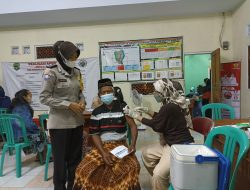 Percepatan Vaksinasi, Bhabinkamtibmas Polsek Suakahaji Dampingi Pelaksanaan Vaksin di Desa Binaan