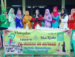Pengurus Fatayat Nahdatul Ulama (NU) Ranting Jatisari Berbagi takjil.