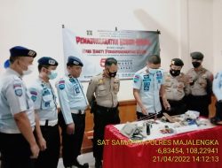 Antisipasi Barang Terlarang, Polisi Bersama Petugas Lapas Lakukan Razia di Dalam Lapas Majalengka