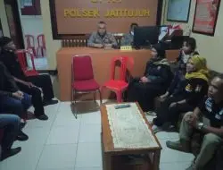 Bangun Ukhuwah Islamiyah, Polsek Jatitujuh Silaturrahmi Dan Bagi Takjil Bersama Pokdar Kamtibmas