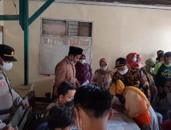 Pastikan Penyaluran Tepat Sasaran, Wakapolsek Jatitujuh Pantau Langsung Pembagian BLT-DD