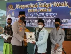 PENYERAHAN ZAKAT FITRAH 1443 H / 2022 M POLRES CILACAP KEPADA WARGA YANG BERHAK MENERIMA