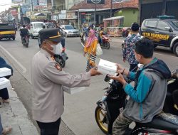 Di Bulan Ramadhan, Sinergi Polsek Cikijing Bersama Muspika Bagi-Bagi Takjil Kepada Pengguna Jalan