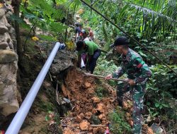 Dukung Ketersediaan Air Bersih, Satgas Pamtas Yonif Mekanis 643/Wns Bantu Pipanisasi Air Bersih Ke rumah Warga Perbatasan.