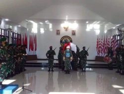 Jenazah Alm Prajurit TNI Korban Kekejaman KST Diiberangkatkan ke Rumah Keluarga