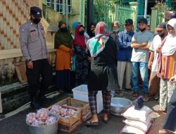 Dukung Kebijakan Pemerintah, Bhabinkamtibmas Pantau Penyaluran BPNT di Desa Binaan