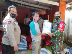 Sinergi, Bhabinkamtibmas Polsek Sukahaji dan Babinsa Pengamanan Penyaluran Bansos BPNT di Desa Cikalong