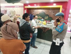 Intensifkan Prokes Ditempat Perbelanjaan, Polsek Majalengka Kota Berikan Himbauan Prokes Bagi Pengunjung