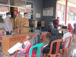 Kapolsek Cingambul Pantau Giat Pembagian Kartu ATM PKM BLT (DD) dan Vaksinasi Covid 19