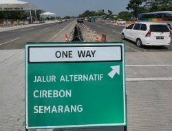 One Way System Mulai Diberlakukan di Jalan Tol Dari Arah Cikampek Hingga GT Kalikangkung    One Way Di Jalan Tol Mulai Diberlakukan. Polda Jateng Himbau Pemudik Tetap Utamakan Kesehatan dan Keselamatan