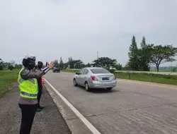 Jajaran sat lantas Polres Majalengka melaksanakan Pam One way Tol Cipali Rest Area KM 166