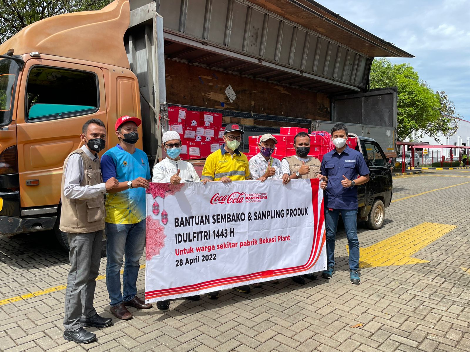 Coca- cola Euro Partners Indonesia bagikan ribuan paket sembako dan Produk pada masyarakat sekitar pada Ramadhan 1443 Hijriyah