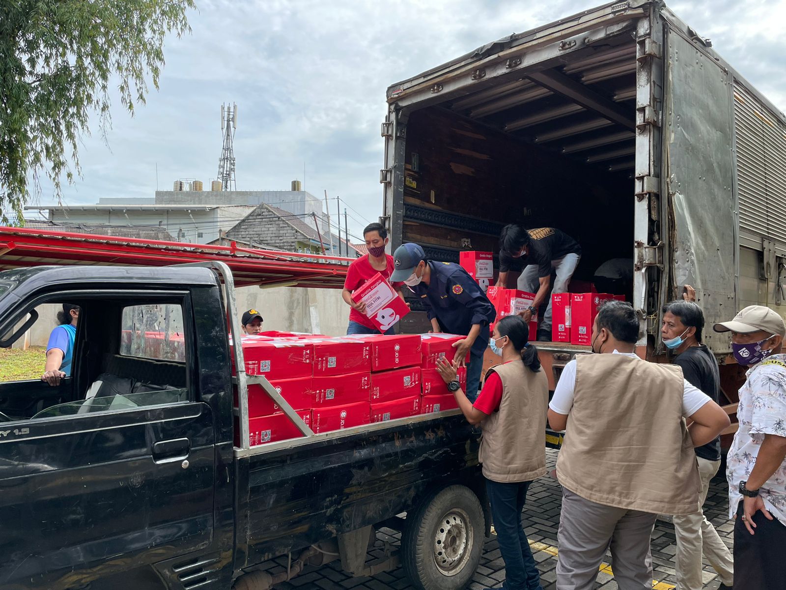 Coca- cola bagikanr ibuan paket sembako pada masyarakat sekitar