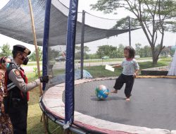 Antusias Anak Bermain Trampolin di Dampingi Anggota Sat Samapta Polres Majalengka di Res Area KM 166 Tol Cipali