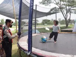 Antusias Anak Bermain Trampolin di Dampingi Anggota Sat Samapta Polres Majalengka di Res Area KM 166 Tol Cipali