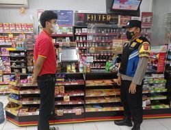 Sambang Alfamart dan Bank BRI, Bhabinkamtibmas Polsek Banjaram Antisipasi Gangguan Kamtibmas di Malam Hari