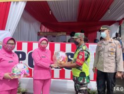 Bhayangkari Polres Purwakarta Bagikan Bingkisan Kepada Petugas Pos PAM