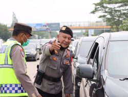 KBO Sat Samapta Polres Majalengka Himbau Pemudik Untuk Tidak Berhenti Di Bahu Jalan Tol