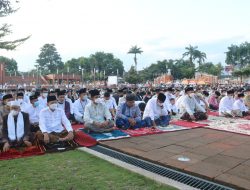 Wakapolres Majalengka Bersama Forkopimda Sholat Idul Fitri 1443 H Berjamaah Di Alun-alun Majalengka