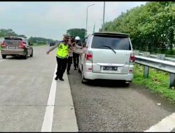 Tak Kenal Lelah, Kanit Regident Polres Majalengka Sigap Bantu Dorong Mobil Mogok Saat Mudik Lebaran