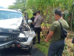 Anggota Polres Banjar Evakuasi Lakalantas