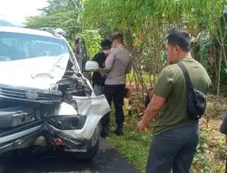 Anggota Polres Banjar Evakuasi Lakalantas