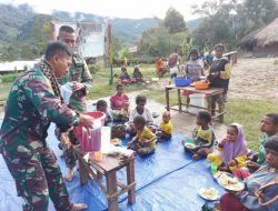 SATGAS 412 KOSTRAD BERBAGI BERKAH DI HARI RAYA IDUL FITRI BERSAMA MASYARAKAT PEDALAMAN PAPUA