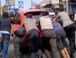 Respon Cepat Petugas Pos Pam Ops Ketupat Lodaya 2022 Terminal Maja Bantu Dorong Mobil Pemudik Mogok