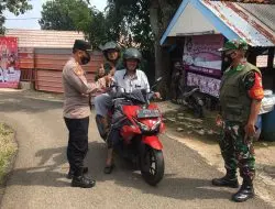 Petugas Pos Pam Ops Ketupat Lodaya 2022 Obwis Paralayang Bagikan Masker Kepada Pengunjung