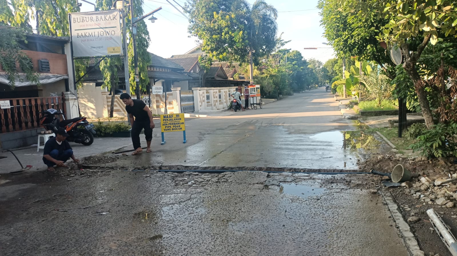 Tim Teknis menanggulangi Kebocoran Pipa jaringan 