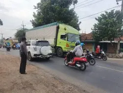 Gatur Lalin Personil Polsek Palasah Sekaligus Pantau Arus Balik Jalur Arteri