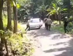 Personil Pos Pam Ketupat Lodaya 2022 Obwis Paralayang Bantu Dorong Mobil Mogok Milik Pengunjung
