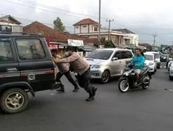 Tak Kenal Lelah, Polisi di Majalengka Sigap Bantu Dorong Mobil Saat Mudik Lebaran