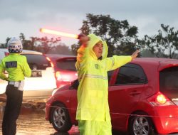 Patut diacungi Jempol, Ditengah Rintik Hujan Kapolres Majalengka Tetap Turun Ke Lapangan Untuk Mengatur Lalu Lintas